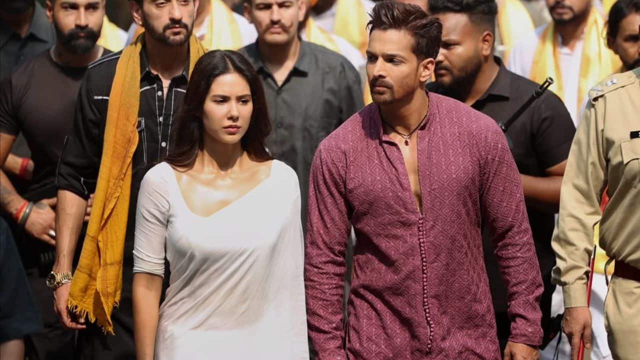 Ek Deewane Ki Deewaniyat Harshvardhan Rane and Sonam Bajwa first appear together in this intense romantic comedy, which was directed by Milap Milan Zaveri. Romance lovers will enjoy this treat, which explores love, passion, and obsession. On October 21, the movie opens in theatres.