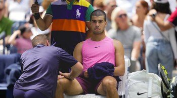 Carlos Alcaraz's brief knee problem at the US Open doesn't slow him down in a win (AP Photo)