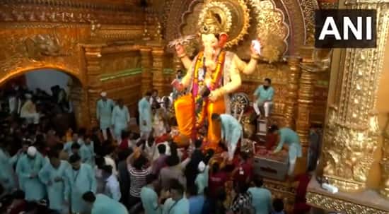 RBI Governor Sanjay Malhotra visits Lalbaugcha Raja in Mumbai to offer prayers