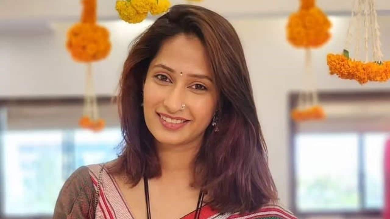 On the personal front, Priya shared a fulfilling life with her husband, actor Shantanu Moghe, son of veteran actor Shrikant Moghe. The couple often delighted fans by sharing glimpses of their travels and cherished moments together, reflecting their bond and happy married life.