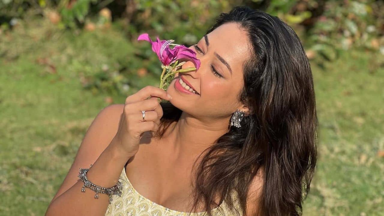 She quickly established herself in Hindi television as well, making her screen debut in Kasamh Se, starring Ekta Kapoor as Vidya Bali. She gained exposure in the mainstream Hindi TV industry thanks to the role, which increased her popularity throughout India and opened doors to bigger projects.