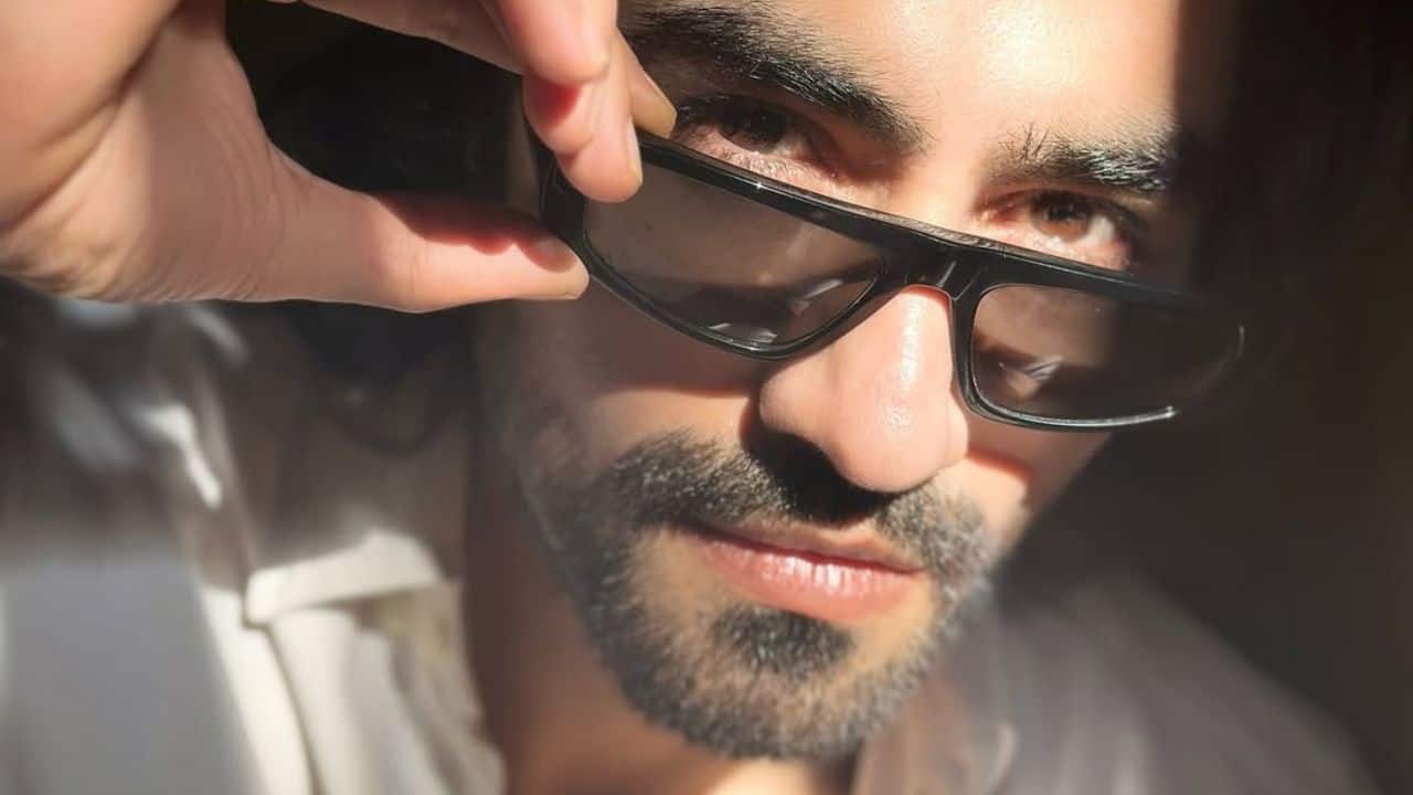 Appreciation Harshad received critical acclaim and his first significant honours, such as Face of the Year, for his performance as Anurag Ganguly in Tere Liye. He is certainly a very dynamic actor.