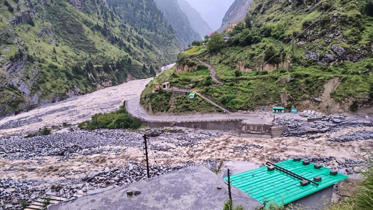 Himachal on red alert as IMD warns of heavy rains, landslides, flash floods; over 800 roads blocked