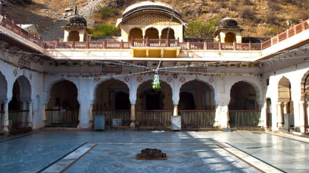 What’s Nearby? Once you’ve explored Galta Ji, don’t miss nearby attractions like Sisodia Rani Ka Bagh, Khole Ke Hanuman Ji Temple, and Jaipur’s icons—City Palace, Hawa Mahal, and Jal Mahal. (Image: Jaipur Tourism)