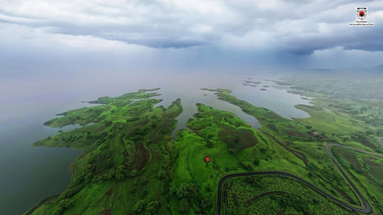 Adventure, serenity, and nature converge in the City of 100 Islands. (Image: Instagram @kansara_photo via Rajasthan Tourism)