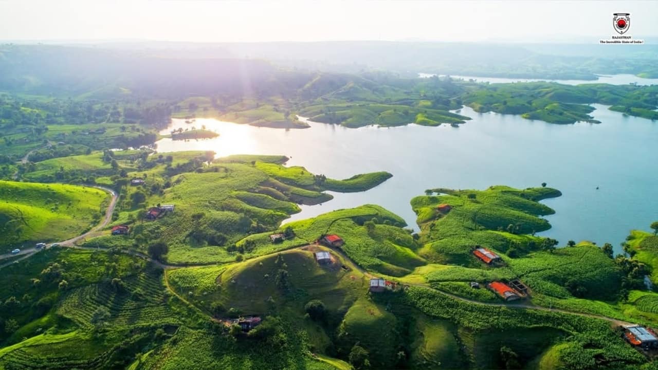 A tranquil retreat in Banswara, where calm waters meet rolling hills. (Image: Instagram @kansara_photo via Rajasthan Tourism)