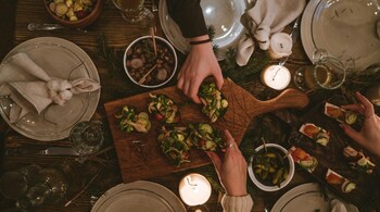 Early dinners—ideally between 5–7 p.m.—with a healthy buffer before bed can enhance metabolism, digestion, sleep, and long-term wellness (Image: Pexels)