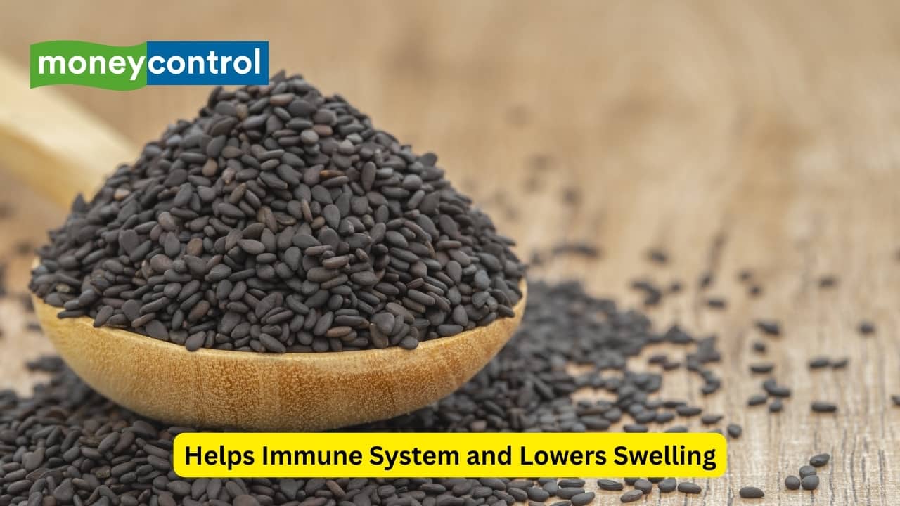 Helps Immune System and Lowers Swelling Zinc, selenium, and vitamin E in sesame seeds boost your body's defenses. The lignans also reduce swelling in the body, which lowers your chance of getting long-term health problems like arthritis. These two effects make sesame seeds good to eat for staying healthy as you age.(Image: Canva) Helps Immune System and Lowers Swelling Zinc, selenium, and vitamin E in sesame seeds boost your body's defenses. The lignans also reduce swelling in the body, which lowers your chance of getting long-term health problems like arthritis. These two effects make sesame seeds good to eat for staying healthy as you age.(Image: Canva)