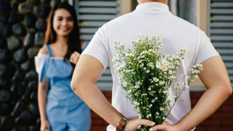 What is love bombing: When someone showers you with attention, compliments, and affection early on, way too fast, just to hook you in (Image: Pexels)