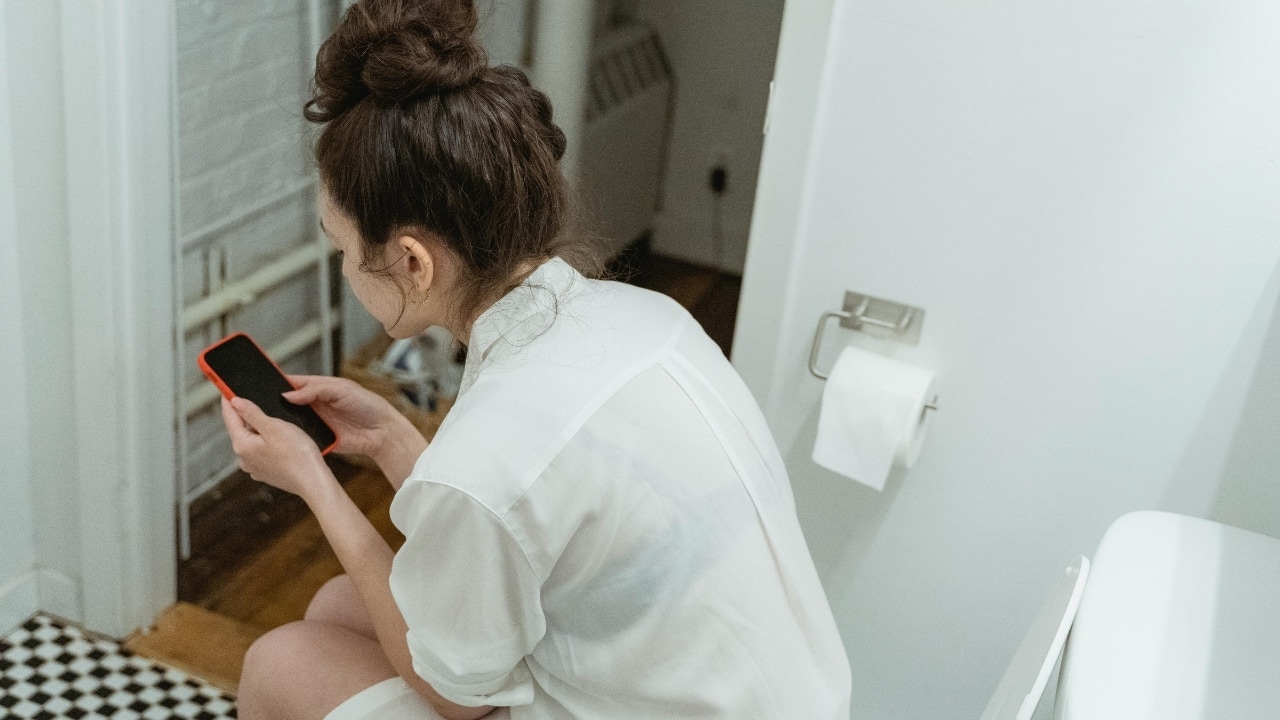 Using your phone on the toilet linked to higher risk of gastrointestinal disease: Study reveals