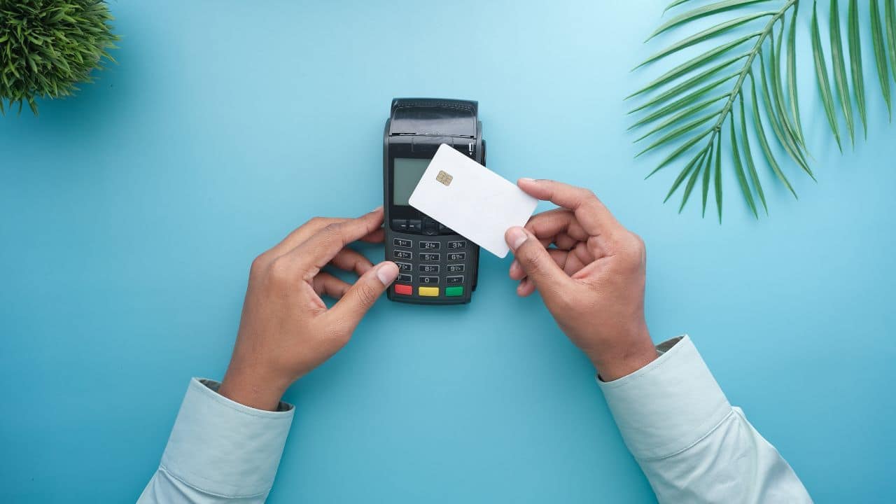 What happens when your credit card expires? | Moneycontrol News