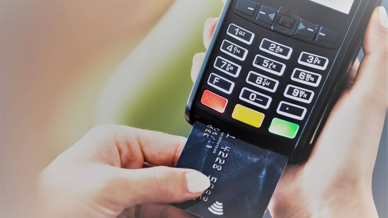 What happens when your credit card expires? | Moneycontrol News