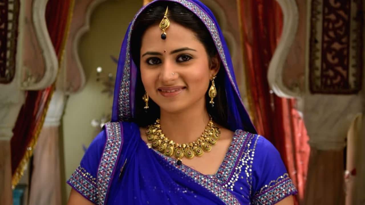 Balika Vadhu Sargun Mehta played Ganga in the classic television series Balika Vadhu. She flawlessly depicted the difficulties of a young woman defying social expectations while caring for her child. She received praise for her sincere performance.