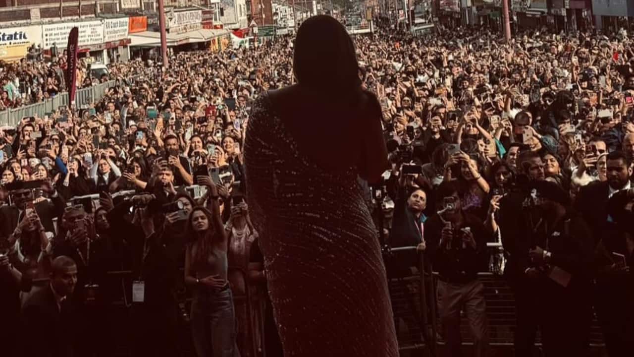 Fan Frenzy Fans went into a frenzy when she appeared in Birmingham. Thousands of people gathered, cheering, taking pictures, and yelling her name. Kareena's worldwide fame was demonstrated by her capacity to attract sizable crowds abroad. She captivated her fans with ease, showing the world that her charm cuts across boundaries, languages, and cultures. Fan Frenzy Fans went into a frenzy when she appeared in Birmingham. Thousands of people gathered, cheering, taking pictures, and yelling her name. Kareena's worldwide fame was demonstrated by her capacity to attract sizable crowds abroad. She captivated her fans with ease, showing the world that her charm cuts across boundaries, languages, and cultures.