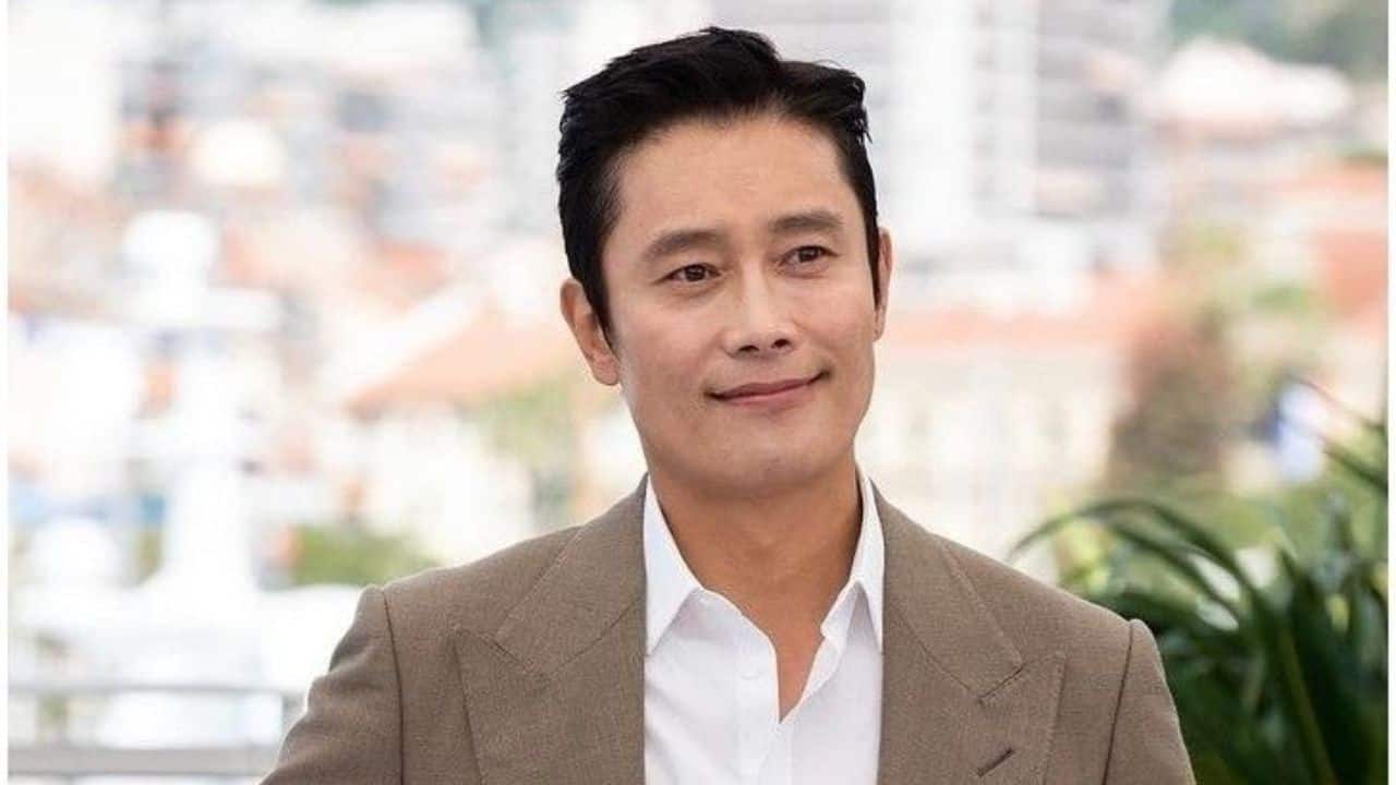Lee Byung-hun Lee Byung-hun is married to actress Lee Min-jung. The couple however tends to keep their family life extremely private and hardly ever discuss anything about their daughter and son. Despite the fact that they are both famous, they prioritize their privacy by keeping their marriage and family out of the spotlight. Lee Byung-hun Lee Byung-hun is married to actress Lee Min-jung. The couple however tends to keep their family life extremely private and hardly ever discuss anything about their daughter and son. Despite the fact that they are both famous, they prioritize their privacy by keeping their marriage and family out of the spotlight.