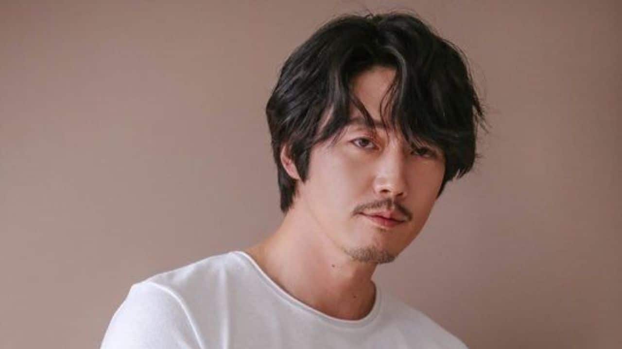 Jang Hyuk In 2008, the actor known for his role in dramas like Voice and Fated to Love You married his long-time girlfriend, who is a former professional dancer. Before getting married, they dated for many years, and they have maintained a very private relationship and family life. Jang Hyuk In 2008, the actor known for his role in dramas like Voice and Fated to Love You married his long-time girlfriend, who is a former professional dancer. Before getting married, they dated for many years, and they have maintained a very private relationship and family life.