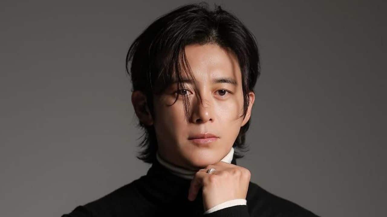 Go Soo Go Soo, who is well-known for K-Dramas like The Flower in Prison and movies like The Royal Tailor, has led a very private life. In 2012, he married his non-celebrity girlfriend, who is eleven years his junior. Apart from their private wedding, the couple has three children, and their family life has been kept completely out of the spotlight. Go Soo Go Soo, who is well-known for K-Dramas like The Flower in Prison and movies like The Royal Tailor, has led a very private life. In 2012, he married his non-celebrity girlfriend, who is eleven years his junior. Apart from their private wedding, the couple has three children, and their family life has been kept completely out of the spotlight.