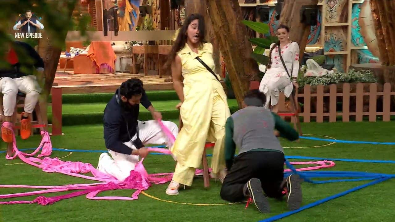 Baseer vs Abhishek: Captaincy Clash The final showdown was no less than a wrestling match. Abhishek went all in, breaking a stool in the heat of the task. Housemates were shouting, alliances cracked, and Abhishek picking up Farhana in her Arms.Baseer was announced as the new captain. The twist? He won’t have to do household chores anymore. Power shifted, and the house instantly looked divided.