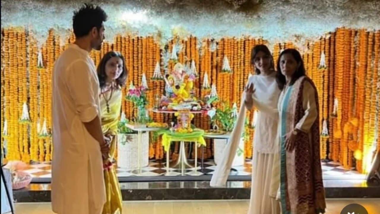Kartik Aaryan and Sreeleela celebrate Ganesh Chaturthi together at former's house amidst dating rumours: See pics