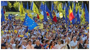 People attending a rally launching the election campaign of the pro-European Party of Action and Solidarity (PAS) ahead of the parliamentary elections, in Chisinau, Moldova. (Courtesy: Reuters photo)
