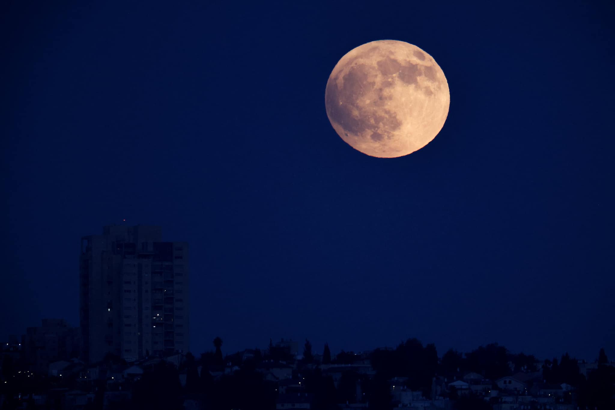 Lunar eclipse in pictures: Blood moon mesmerises skywatchers worldwide |  Moneycontrol News