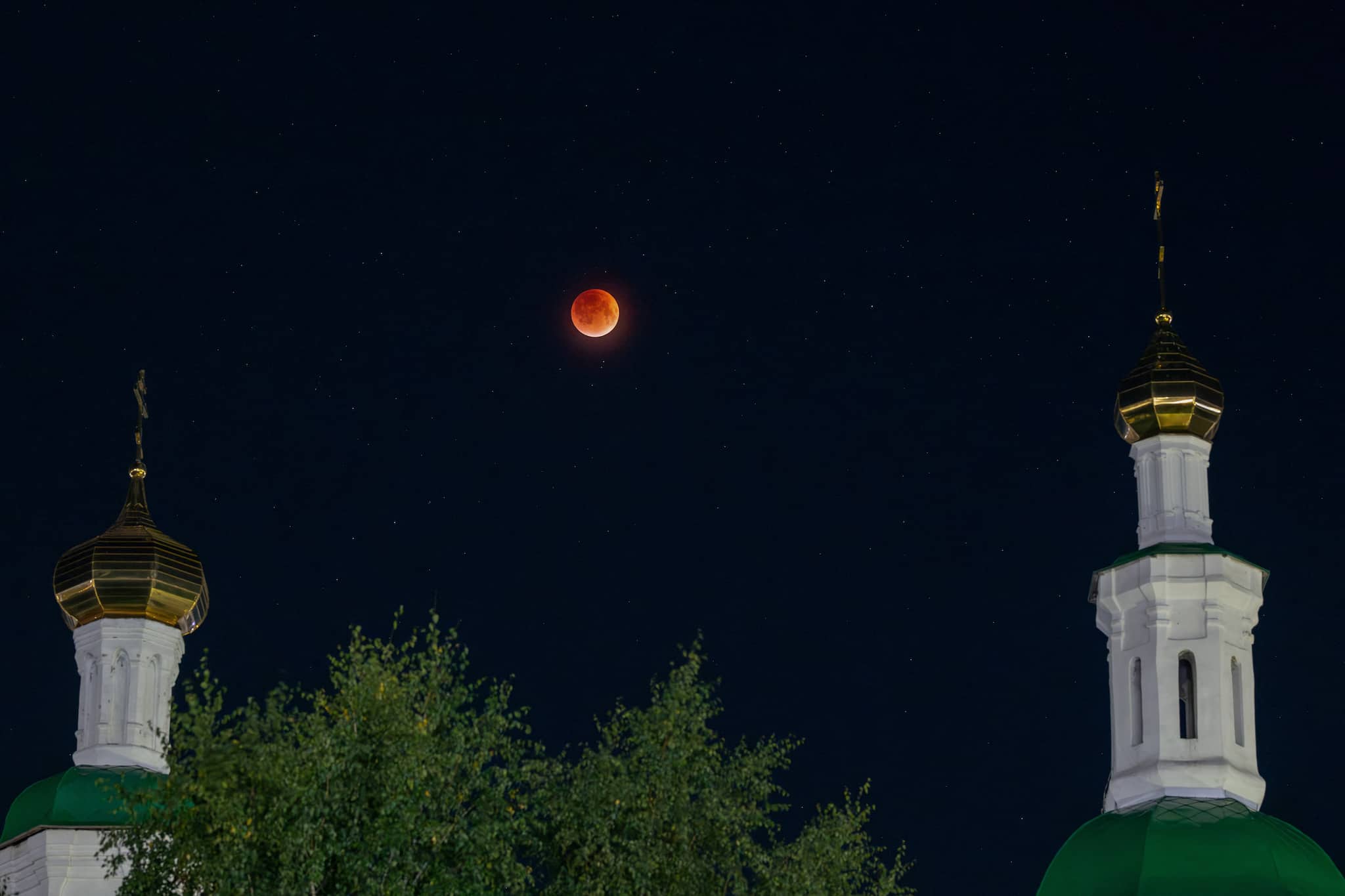 Lunar eclipse in pictures: Blood moon mesmerises skywatchers worldwide |  Moneycontrol News