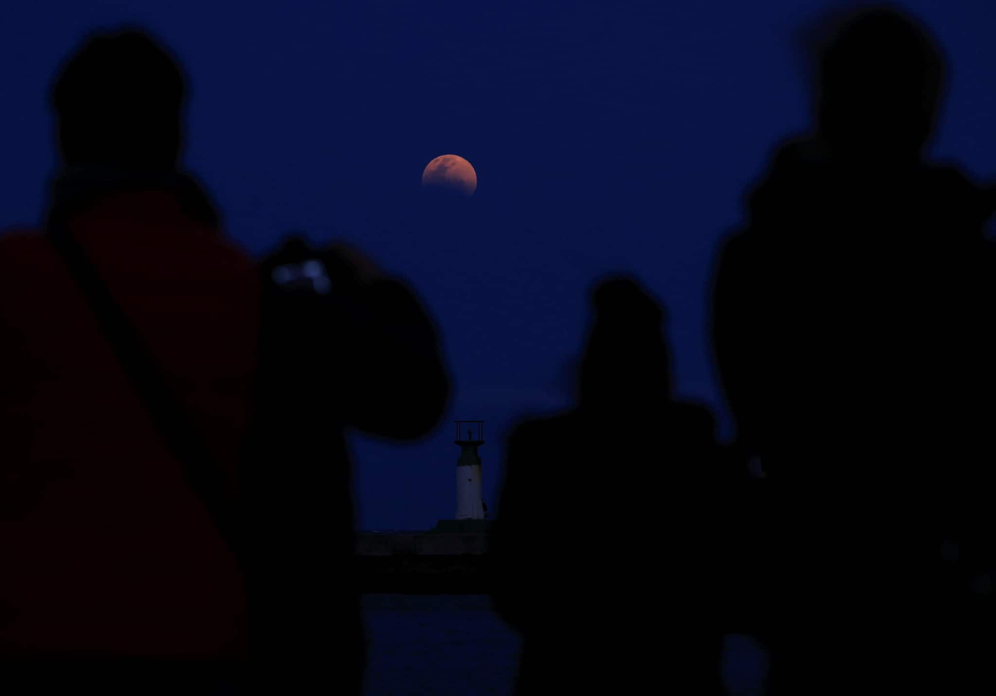 Lunar eclipse in pictures: Blood moon mesmerises skywatchers worldwide |  Moneycontrol News