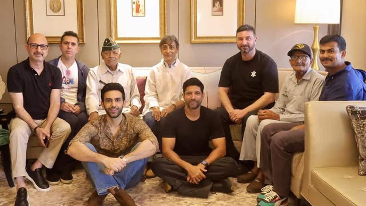 Farhan Akhtar meets two real-life heroes of Battle of Rezang La: "I thank them for blessing us"
