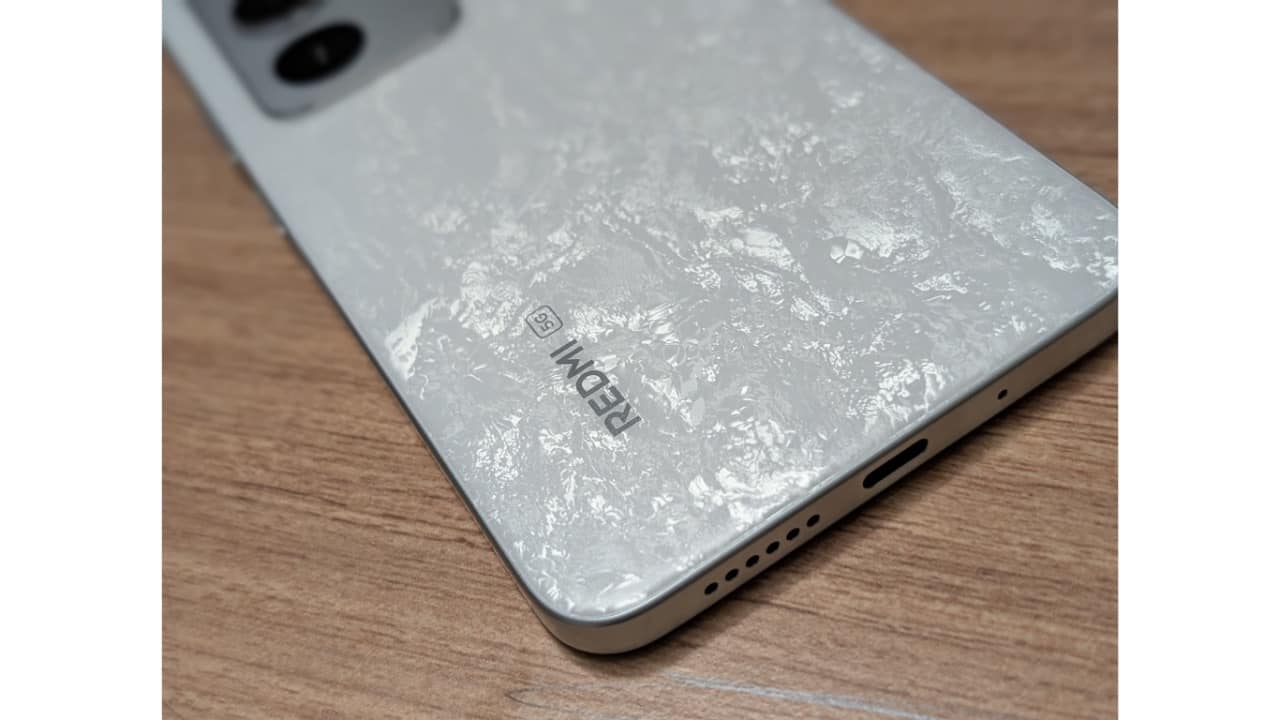 Memory and Storage With options ranging from 128GB/4GB RAM up to 256GB/8GB RAM, the Xiaomi 15 covers most needs. The use of UFS 2.2 is slightly dated but acceptable at this price tier. The inclusion of microSD support (shared slot) adds flexibility. Memory and Storage With options ranging from 128GB/4GB RAM up to 256GB/8GB RAM, the Xiaomi 15 covers most needs. The use of UFS 2.2 is slightly dated but acceptable at this price tier. The inclusion of microSD support (shared slot) adds flexibility.