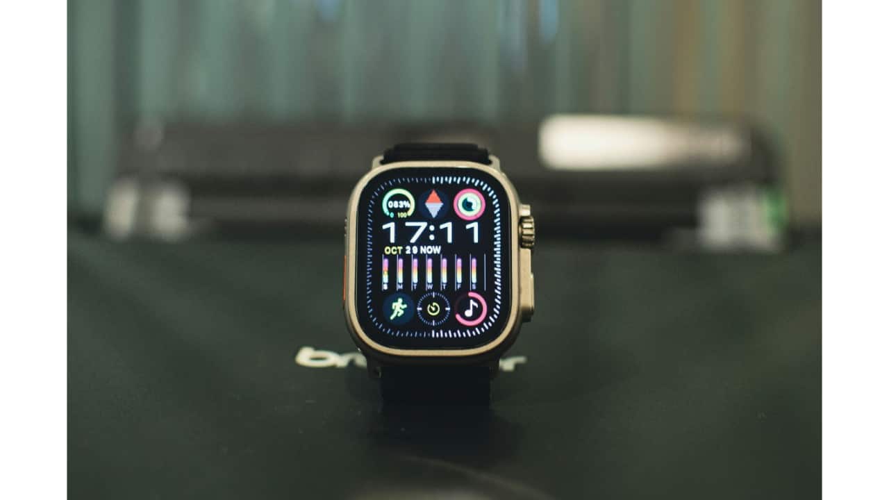 Declining sales trend – Apple has faced seven straight quarters of YoY declines due to slow upgrade cycles, irregular SE/Ultra launches, and limited hardware updates.