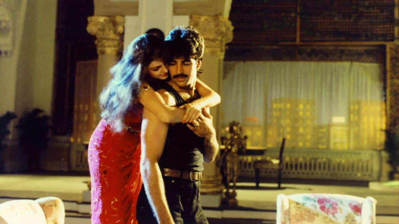 4. Sabse Bada Khiladi (1995) By now, Akshay had turned the Khiladi series into a brand. Sabse Bada Khiladi doubled the suspense, added flashy fights, and gave fans exactly what they wanted. It wasn’t deep cinema, but it was edge-of-the-seat fun. The action was slick for its time, and audiences lapped it up. This was the era when Akshay truly owned the action tag. 4. Sabse Bada Khiladi (1995) By now, Akshay had turned the Khiladi series into a brand. Sabse Bada Khiladi doubled the suspense, added flashy fights, and gave fans exactly what they wanted. It wasn’t deep cinema, but it was edge-of-the-seat fun. The action was slick for its time, and audiences lapped it up. This was the era when Akshay truly owned the action tag.