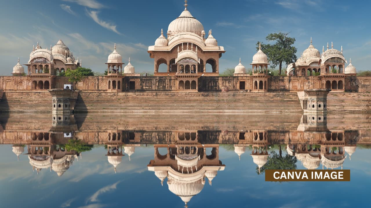 Mathura, Uttar Pradesh: In Krishna’s birthplace, Mathura, Shradh rituals are performed on the Yamuna’s banks at Vishranti Tirth. Pinds of rice, flour, honey, and milk are offered to bring peace to departed souls.
