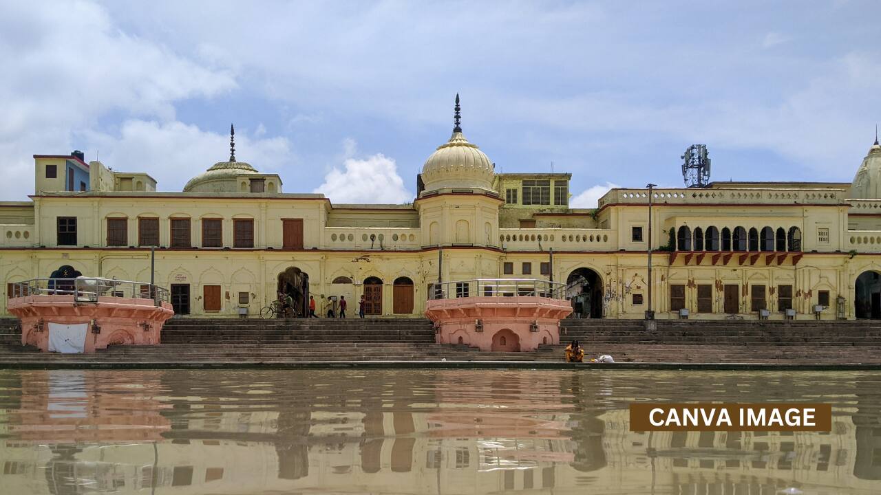 Ayodhya, Uttar Pradesh: Ayodhya’s Ram Paidi Ghat by the Sarayu River is a sacred site for Shradh. Here, Pinds are offered to ancestors, while the holy waters wash away sins and guide souls towards Moksha.