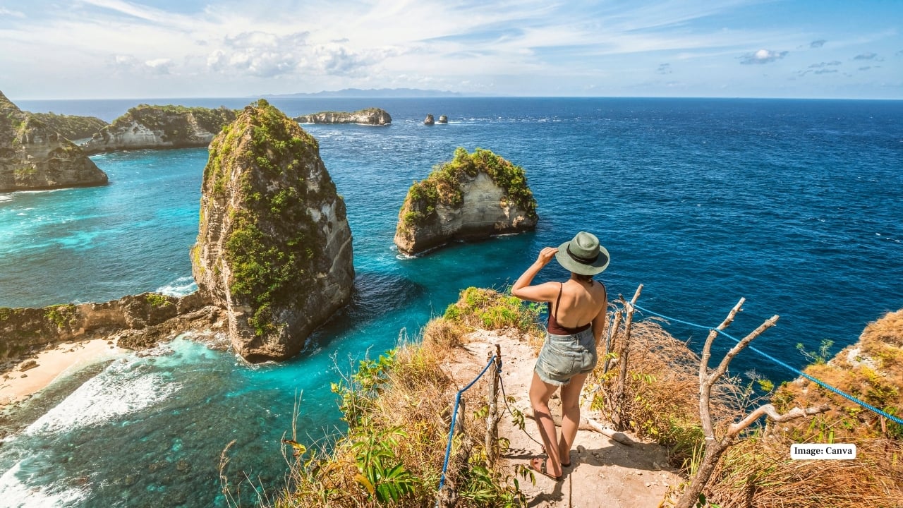 Dreaming of turquoise waters, soft white sands, and total tranquility? Southeast Asia hides secret islands made for solo adventurers seeking freedom or couples looking for a romantic escape. Off the beaten path, these hidden gems promise authentic local culture, untouched nature, and unforgettable experiences—perfect for exploring together or on your own. Let’s dive in and discover them! (Image: Canva)