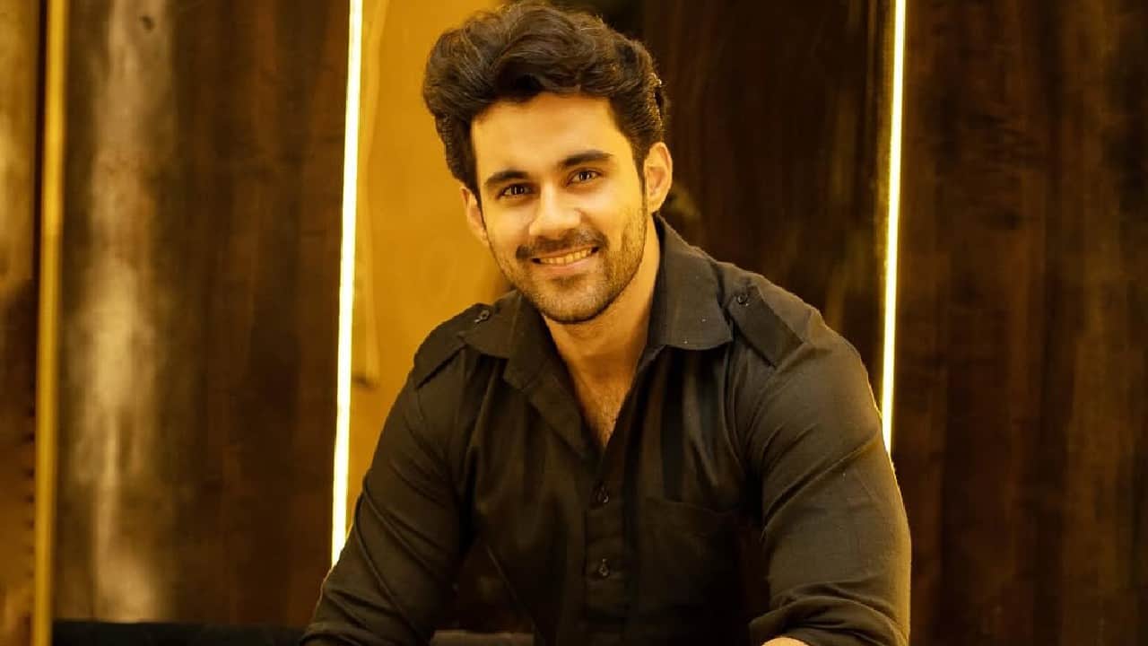 Abhishek Bajaj Actor Abhishek Bajaj claimed to have graduated with an honors degree in economics, according to the Press Trust of India. He intended to join the Central Bureau of Investigation (CBI) before pursuing a career in entertainment.