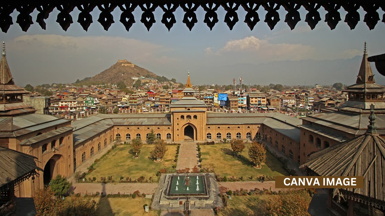Jamia Masjid Srinagar, a grand mosque with Indo-Saracenic architecture and a vast courtyard (image: canva)