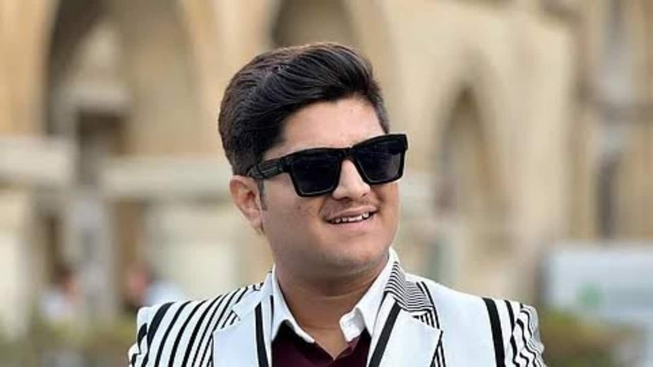 Mridul Tiwari As per News18, Mridul Tiwari, a YouTuber and developer of digital material, is a Meerut University alum. He completed his higher education after attending school in Noida. His early interest in photography and filmmaking blossomed into a lucrative YouTube content producing profession.
