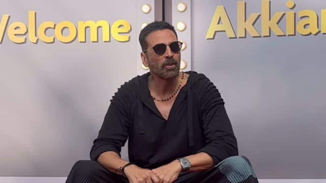 Akshay Kumar credits fans for his fitness, seeks their blessings on his birthday: "10 second mereliye prarthna karliya karo"