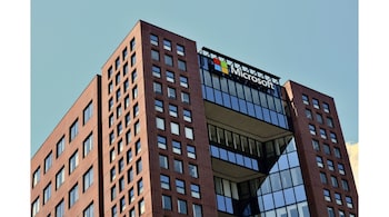 Microsoft, JP Morgan urge H-1B workers abroad to return to US before Trump's visa fee hike deadline