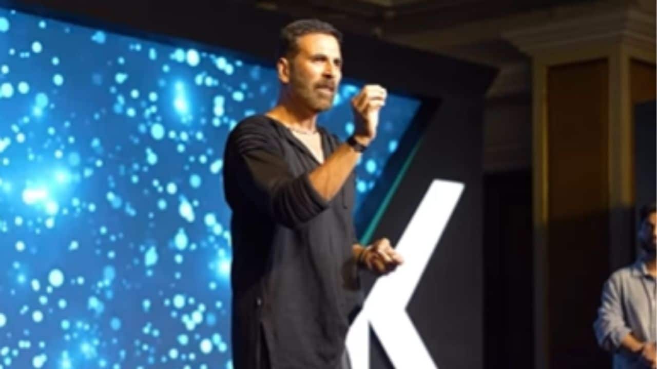 Akshay Kumar shares glimpses from his 58th birthday fan fest, writes, "Yeh mera birthday nahi, hum sabka celebration tha"