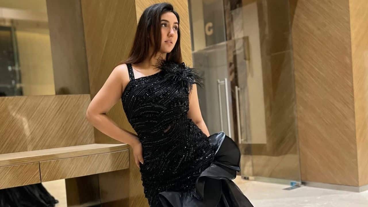 Formal looks She enjoys wearing all black for formal and evening gatherings. Among her most notable ensembles are a stylish shimmer pantsuit and a one-shoulder kaftan dress with gold accents. Formal looks She enjoys wearing all black for formal and evening gatherings. Among her most notable ensembles are a stylish shimmer pantsuit and a one-shoulder kaftan dress with gold accents.