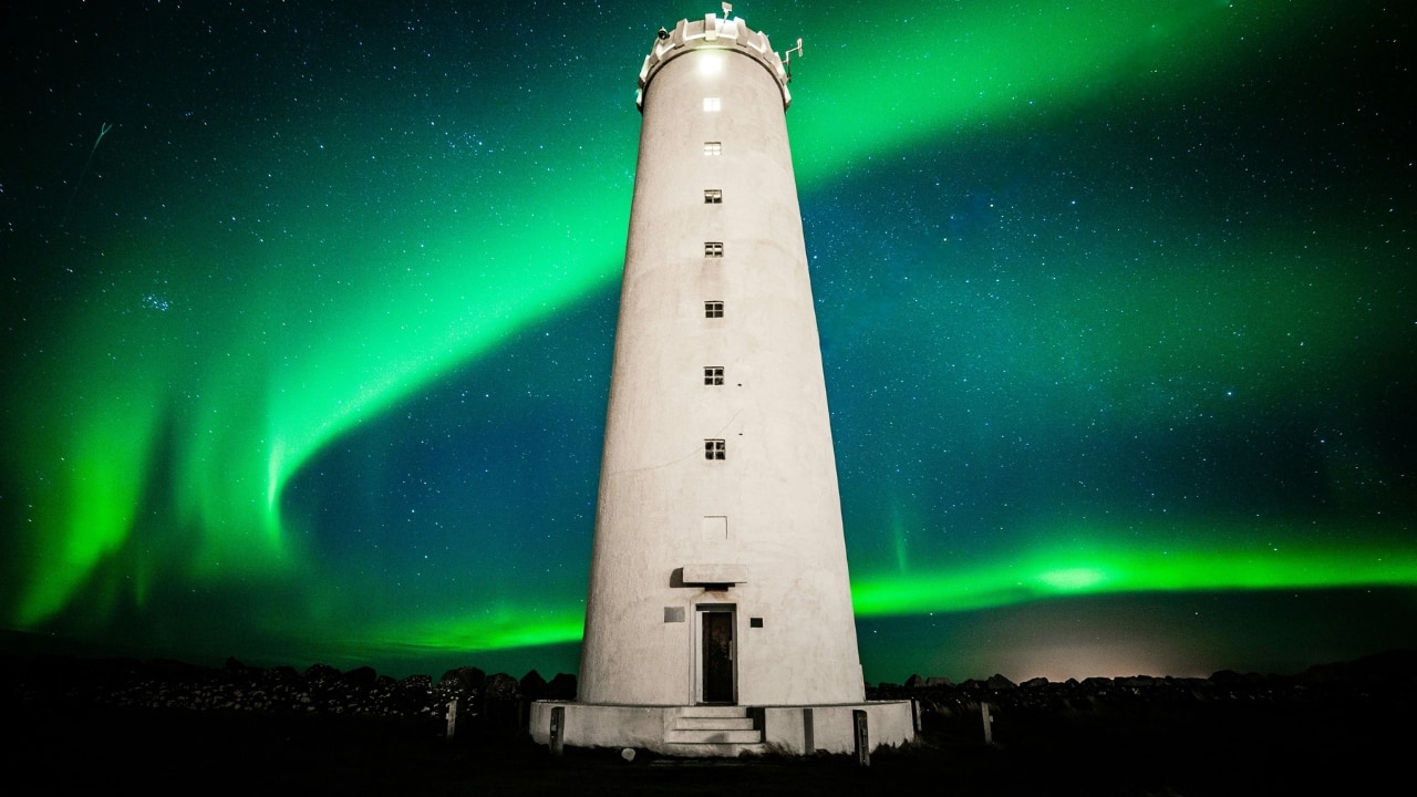 Catching the northern lights requires planning. The aurora borealis only appears under the right conditions, making evening hours ideal for viewing. Winter, between October and April, offers the longest nights and the clearest skies. The darker the sky, the more vivid the colors, so a well-timed tour significantly increases your chances of witnessing this celestial show. Here are the 10 European destinations where the northern lights will leave you awestruck: (Image: Unsplash)