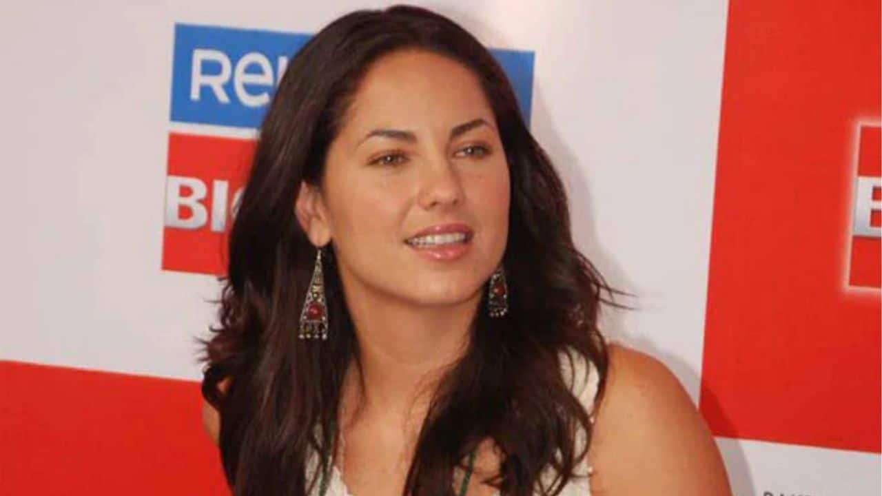 Barbara Mori – Kites (2010) In this cross-border romance, the Mexican actress swept Bollywood by storm opposite Hrithik Roshan. In India, Mori gained popularity despite receiving conflicting reviews.