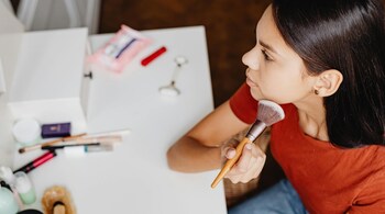 From sweat-proof formulas to SPF-friendly layering, here’s how to keep your makeup flawless through summer heat and humidity (Image: Pexels)