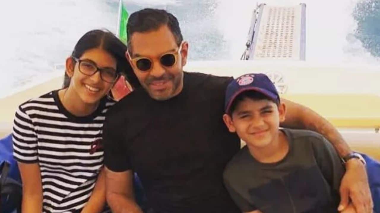 Sunjay Kapoor is seen enjoying a relaxed boat ride with his children, Samaira and Kiaan. With laughter and ease, the photograph reflects the joy of simple moments shared together on the water. Sunjay Kapoor is seen enjoying a relaxed boat ride with his children, Samaira and Kiaan. With laughter and ease, the photograph reflects the joy of simple moments shared together on the water.