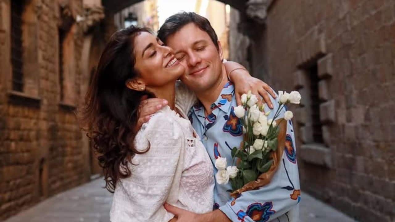 Meeting on a cruise Shriya Saran and Andrei Koscheev met for the first time on a cruise to the southern Maldives. Shriya was a little frightened as she was alone on the deck, which found a calm in the chaos when she saw Andrei standing there. The surprise and unexpected encounter determined their future.