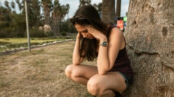 As AI and microtrends flood Gen Z’s feeds, authenticity battles against impossible standards—reshaping self-expression and mental health. (Image: Pexels)