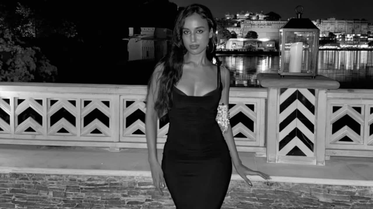 Resilience on the Ramp Mahieka has a reputation for professionalism and has handled difficult circumstances with poise. Despite having a broken heel and a serious eye infection, she walked the ramp during Gaurav Gupta's 2024 show, winning praise for her poise and tenacity.