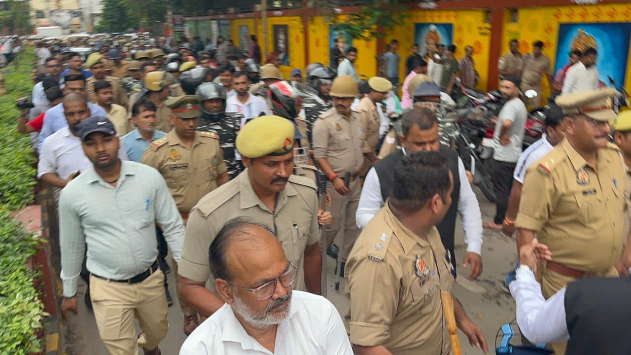 Lawyers attack cops inside Varanasi court campus; SI suffers serious head injuries | Video