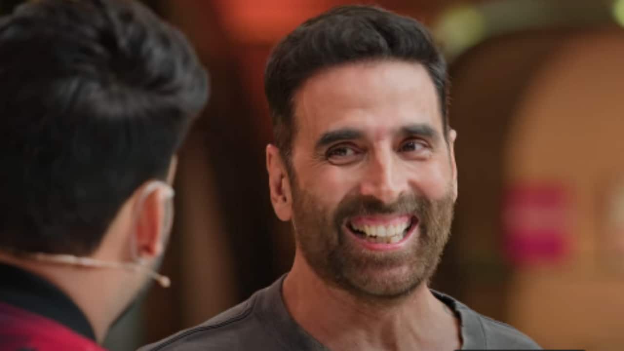 Kapil Sharma questions Akshay Kumar for arriving as the last guest on his show, actor quips, 'tune paise nahi diye na'